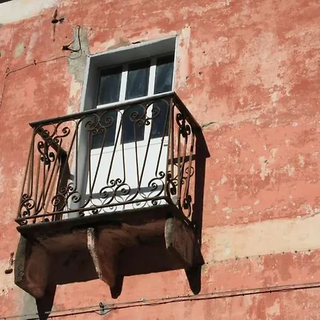 Casa Storica A 10' Dal Treno E 15' Dai Traghetti Holiday home *